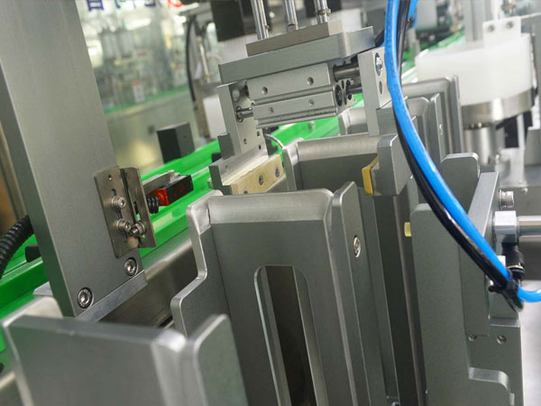 冠鴻智能灌裝機貼標機在賽普生物（wù）實現自動化生產和降低成本（běn）0